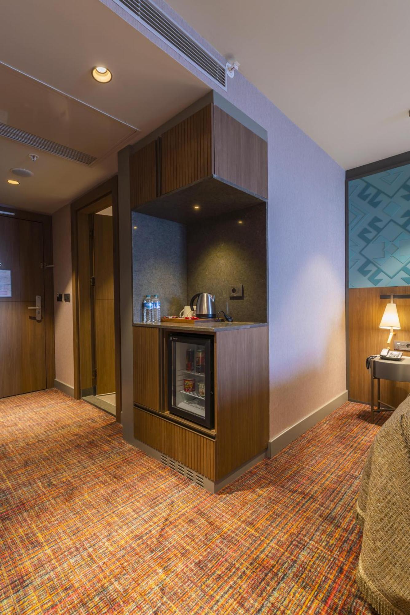 Mercure Trabzon Hotel מראה חיצוני תמונה A wet bar in a hotel room