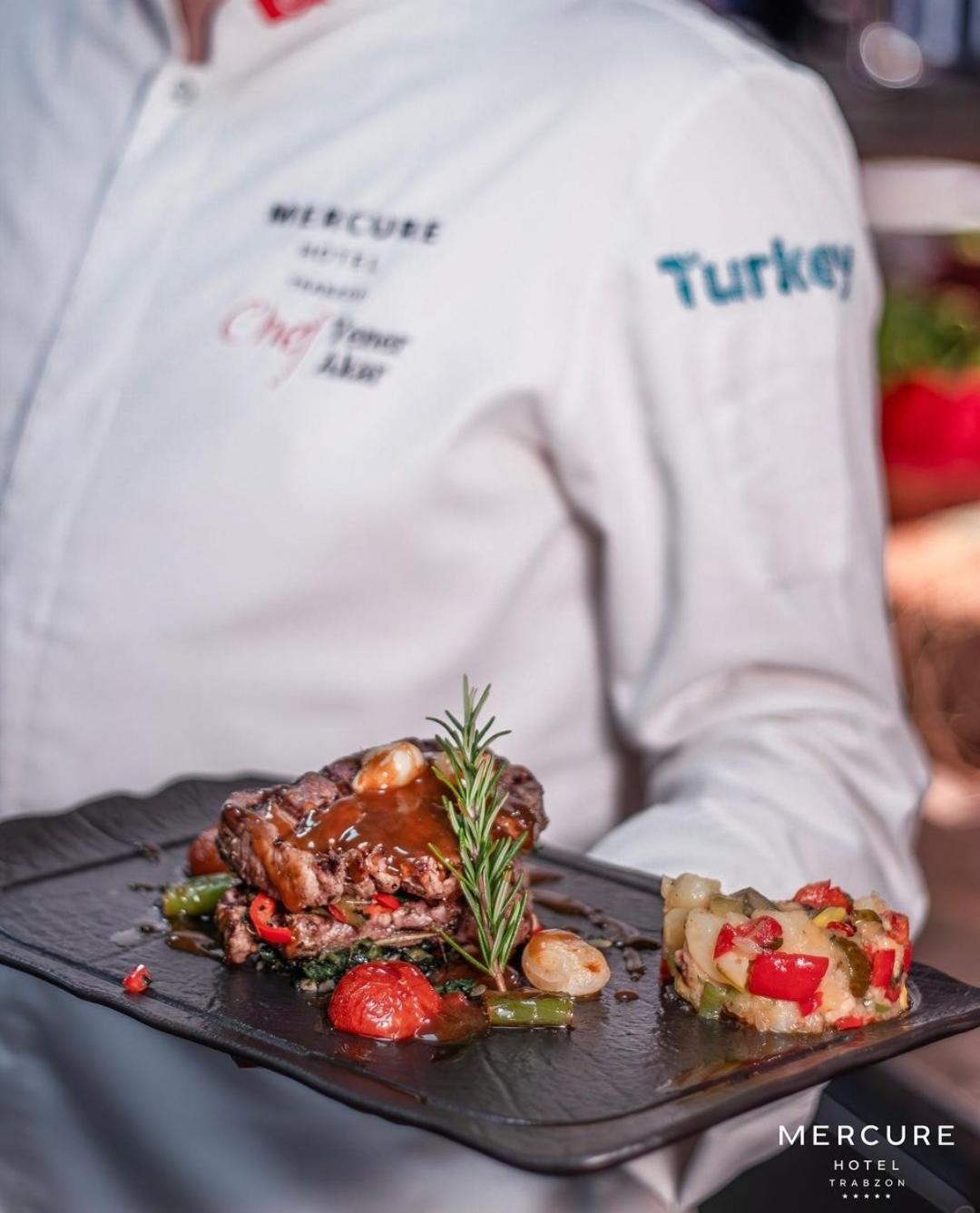Mercure Trabzon Hotel מראה חיצוני תמונה Chef serving a meal